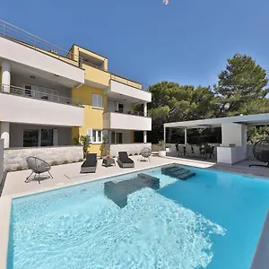 Luxury Nada With Pool Apartament Petrčane